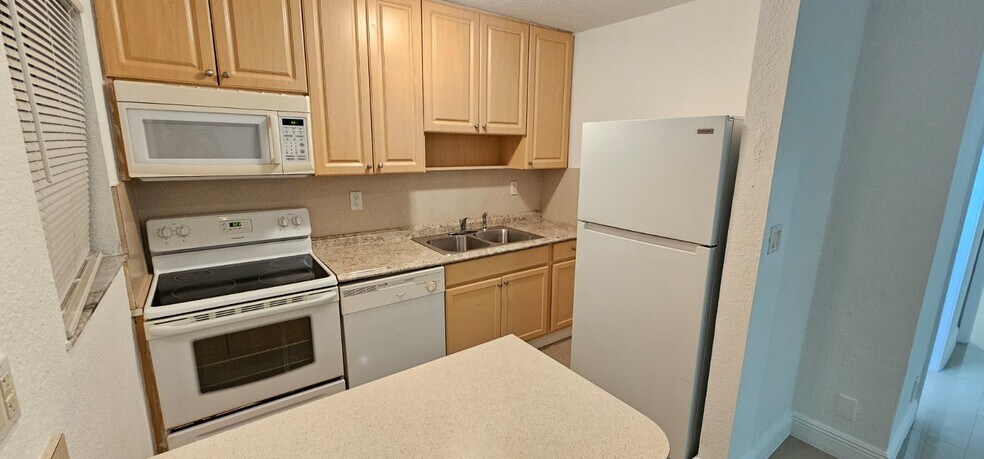 Building Photo - 110 SE 2nd St