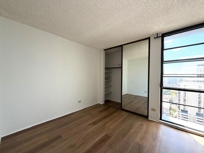 Building Photo - 2 Bedroom, 2 Bathroom, 1 Gated Parking (McCully)