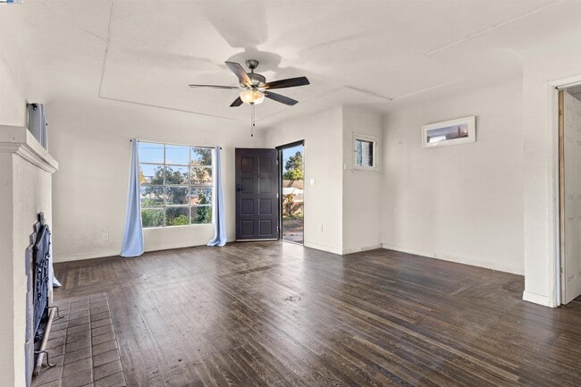 Building Photo - 2081 Oakwood Dr