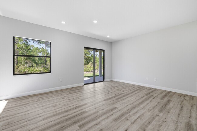 Building Photo - 825 Carbon St E