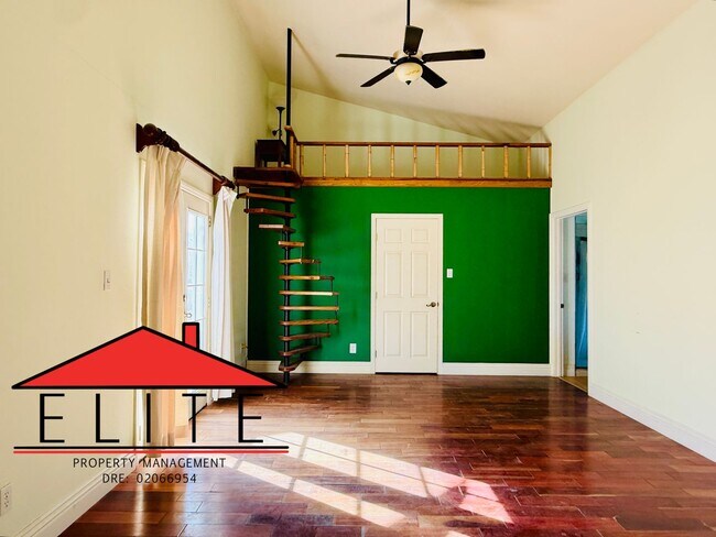 Building Photo - AVAILABLE NOW!!