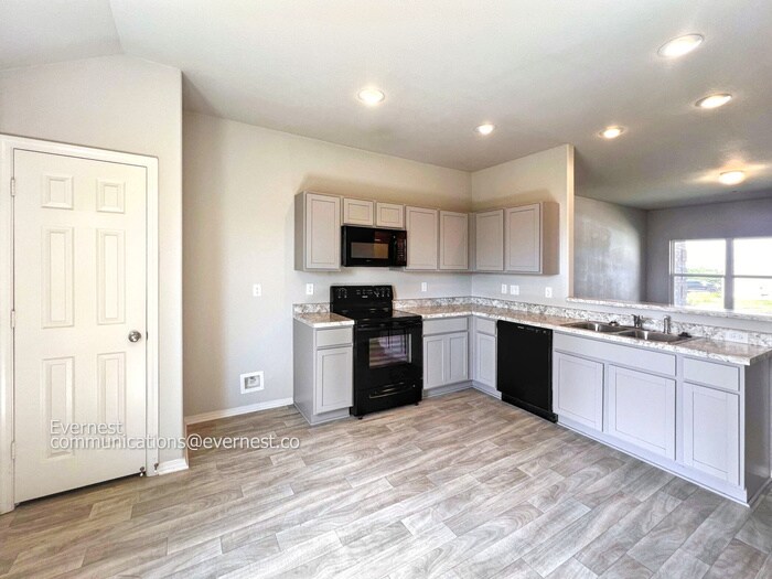 Building Photo - 1137 Santa Fe Trl