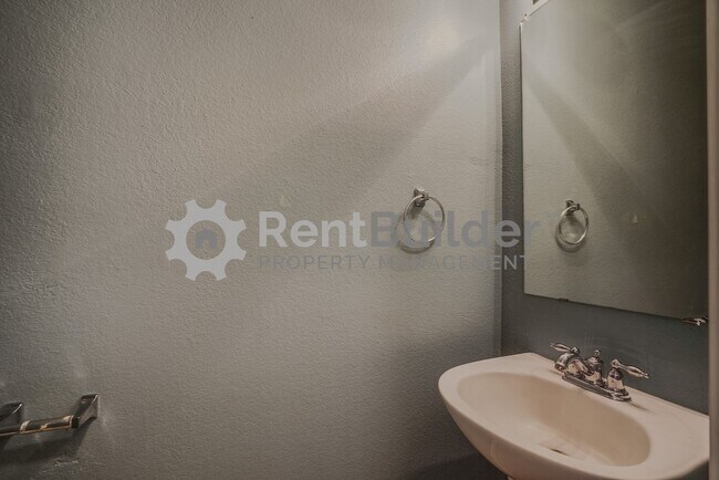 Building Photo - FANTASTIC 3-Bedroom 2-1/2 bath Home in ANDERSON HILLS NEIGHBORHOOD