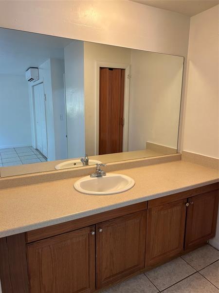 Building Photo - 205 SE 22nd St