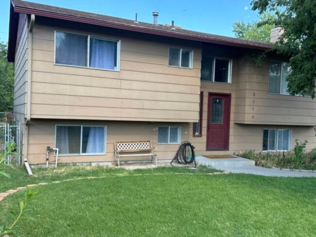 Primary Photo - 4 BED, 2 BATH HOUSE Spacious inside and ou...