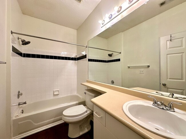 Building Photo - 2 Bedroom, 2 Bath Condo in Southampton Poi...