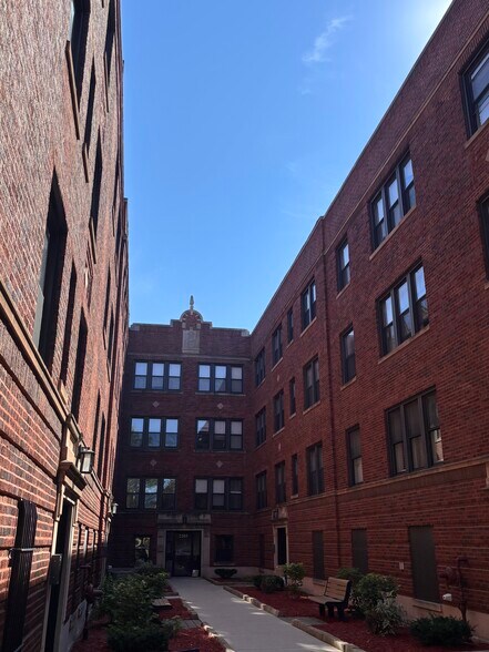 Building Photo - 2203 W Eastwood Ave