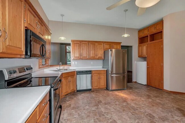 Building Photo - 813 8th St N