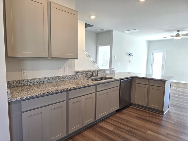Building Photo - 2298 Beechwood Vw Dr