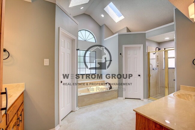 Building Photo - 3914 Meadow Dr