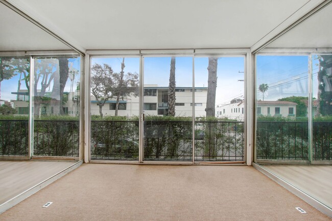 Interior Photo - 960 21st Street in Santa Monica - steps to...