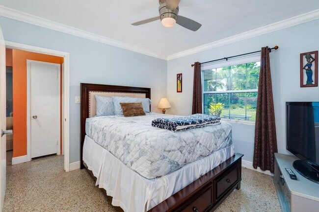 Building Photo - 145 SE 3rd Ave