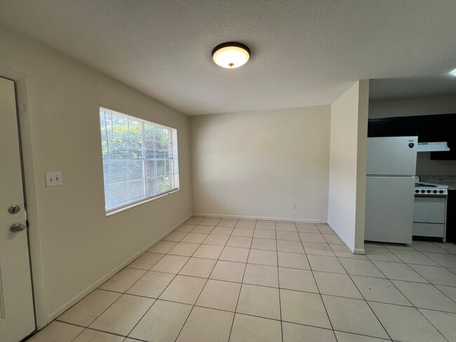 Building Photo - 411 W 5th Ave