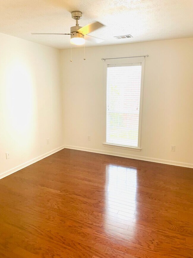 Building Photo - ** 3 Bed 2 Bath Located across from AUM **...