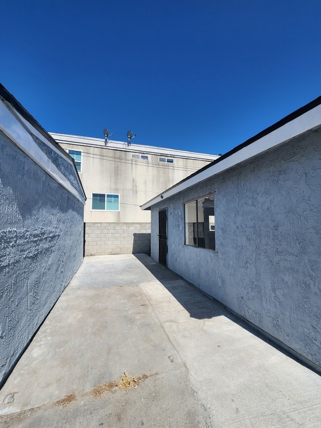 Building Photo - 1450 W 146th St