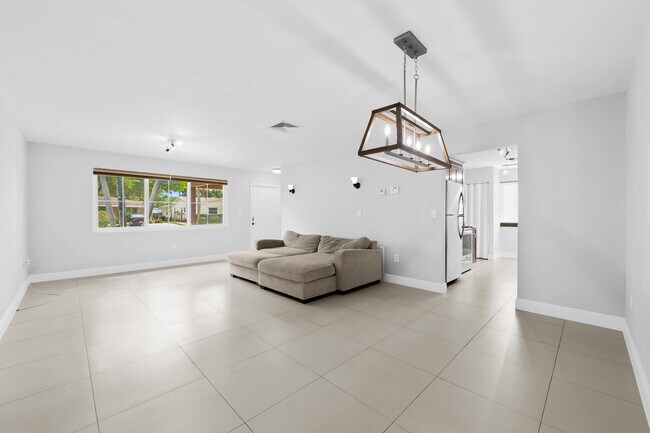 Building Photo - 313 SE 4th Terrace