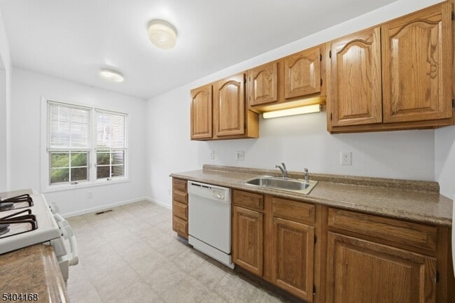 Building Photo - 4 Deer Hill Ct