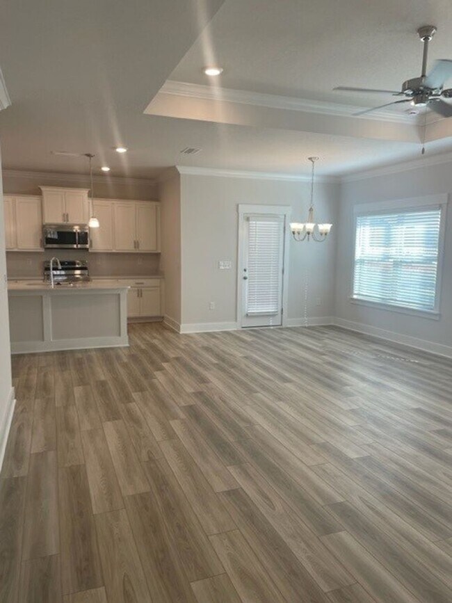Building Photo - 4 Bedroom/2 Bathroom Minutes from Local Beach!