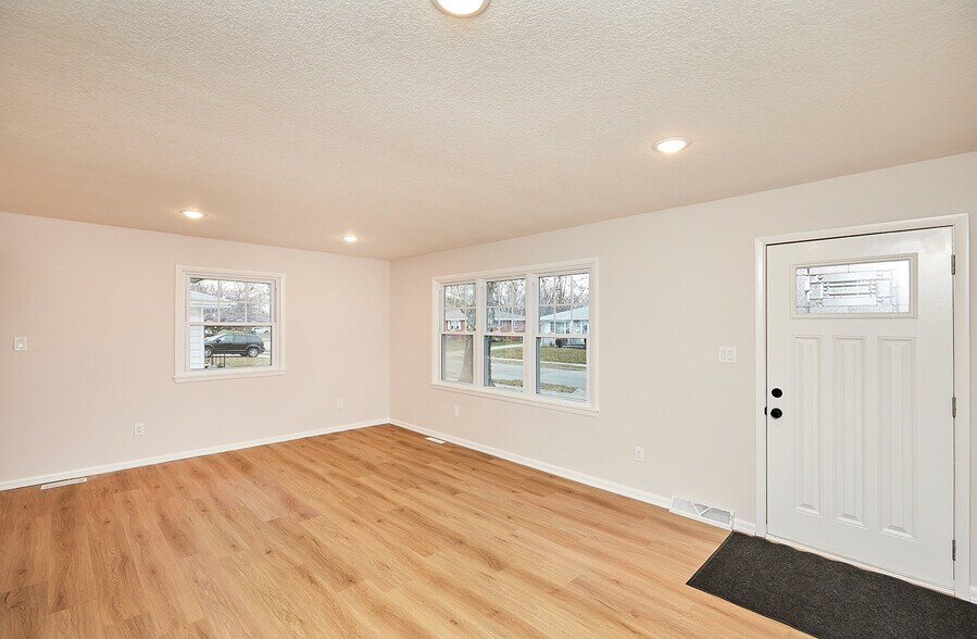 Building Photo - 409 SW Ash Dr