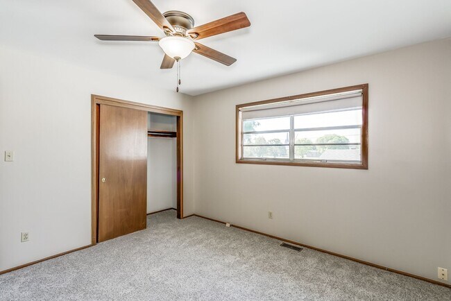 Building Photo - Spacious 3 bedroom 2 bath Duplex
