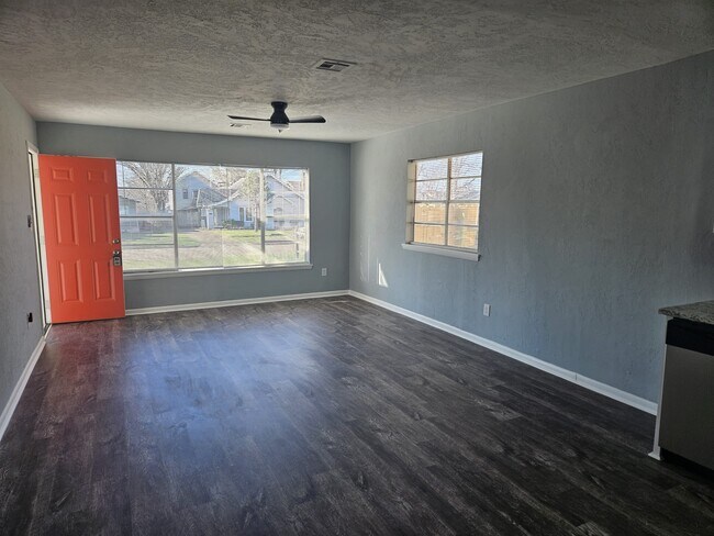 Building Photo - 707 NW Arlington Ave