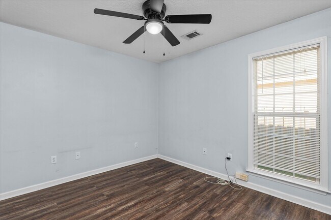 Building Photo - 570 Lory Ln