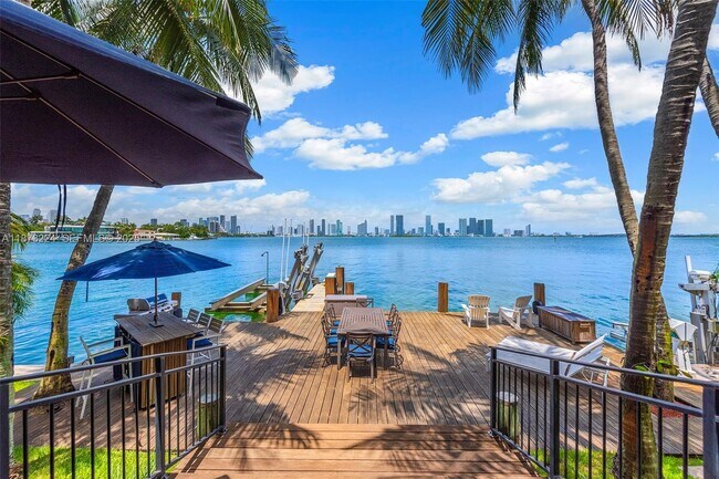 Building Photo - 814 W Dilido Dr