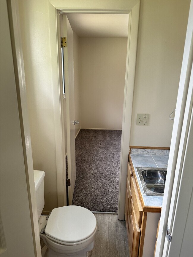 Building Photo - Ranch Style 3 bed, 1-1/2 bath Aurora Home Ready for Move In!