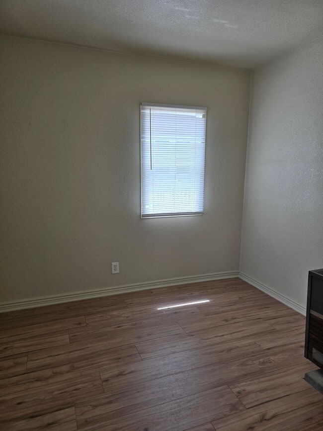 Building Photo - Cozy 2 Bedroom Cottage