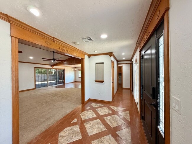Building Photo - 6933 NW Eisenhower Dr