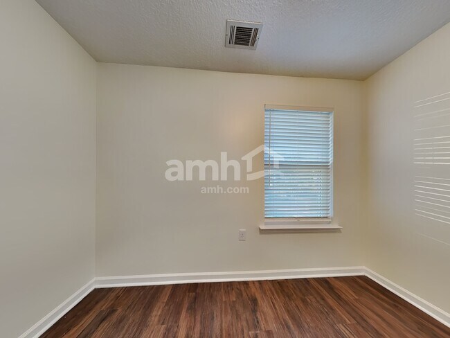 Building Photo - 105 Redrock Ct