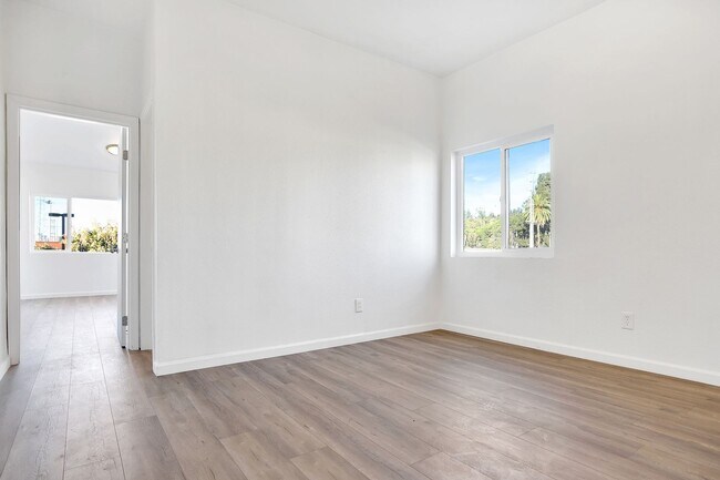 Building Photo - This bright upstairs 2 Bed / 2 Bath apartm...