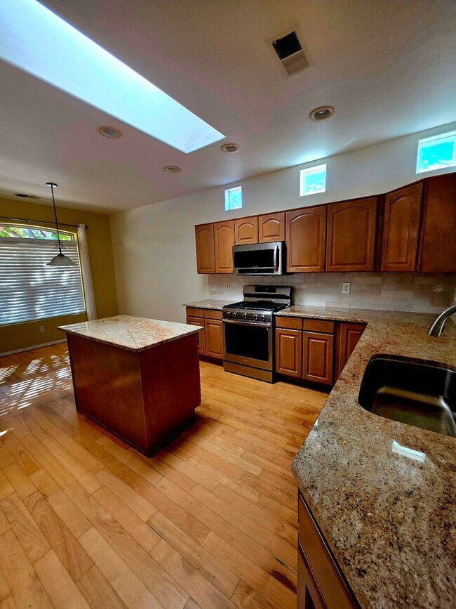 Building Photo - 3-Bedroom, 2-Bathroom Home in Desirable Fa...