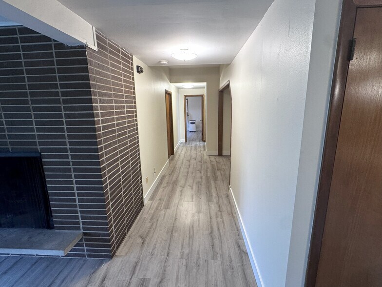 Building Photo - 3168 Dubuque St NE