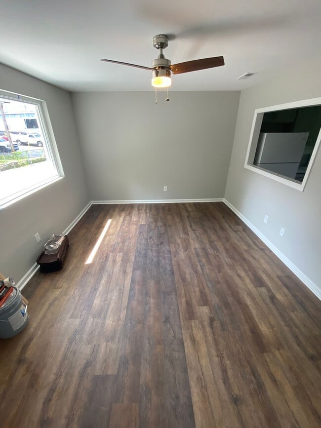 Building Photo - 2 bed 1 bath in quadplex. Walk to Meharry Medical College or Fisk. Renovated, off street parking....