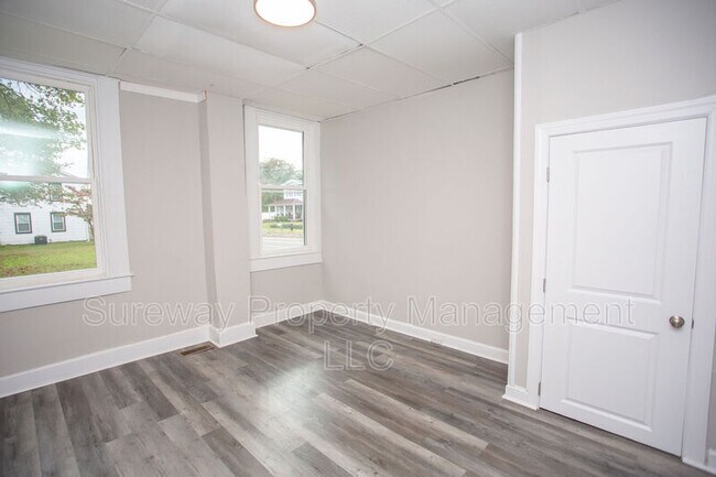 Building Photo - 614 Main St