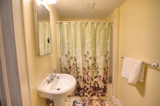 Building Photo - Sunny 3 Bedroom House - Walk To Downtown H...