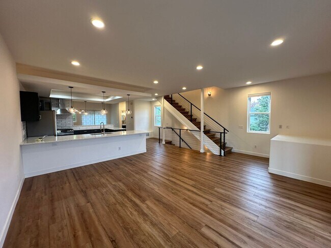 Building Photo - Application Pending - 3 Bedroom Townhouse For Rent In Hood River