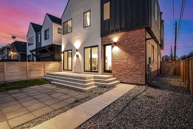 Building Photo - LUX 3BD, 4BA Sunnyside Home with Office and 2-Car Garage