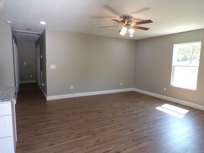 Building Photo - 533 Anton St