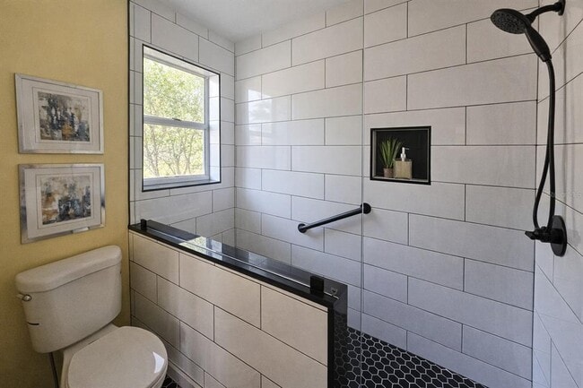 Building Photo - 205 25th Ave NE