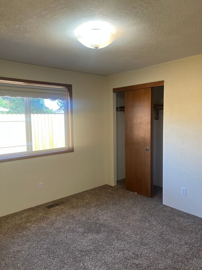 Building Photo - 3 Bedroom 2 Bath House