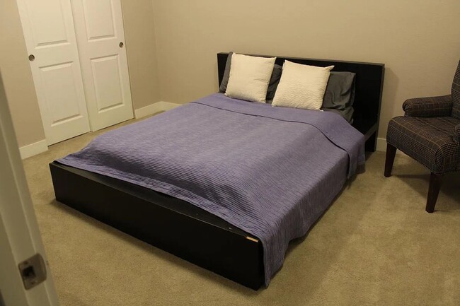 Building Photo - Sleek 3 Bedroom House in Sunnyside!! 6-8 m...