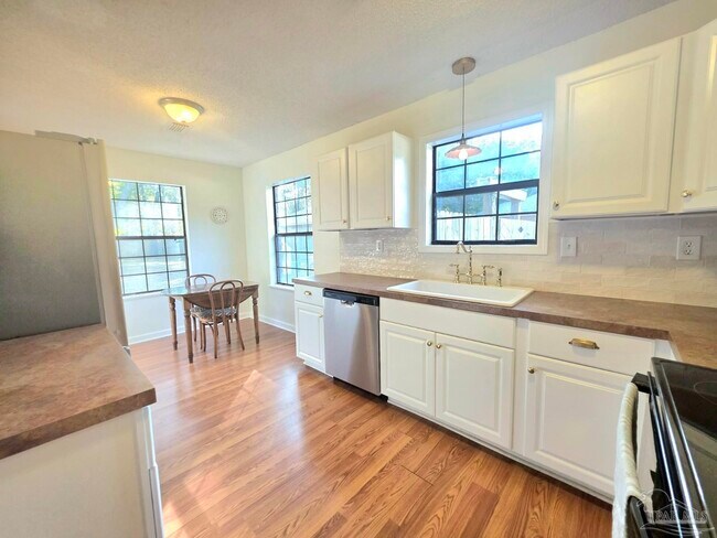 Building Photo - 5949 Rolling Greens Dr