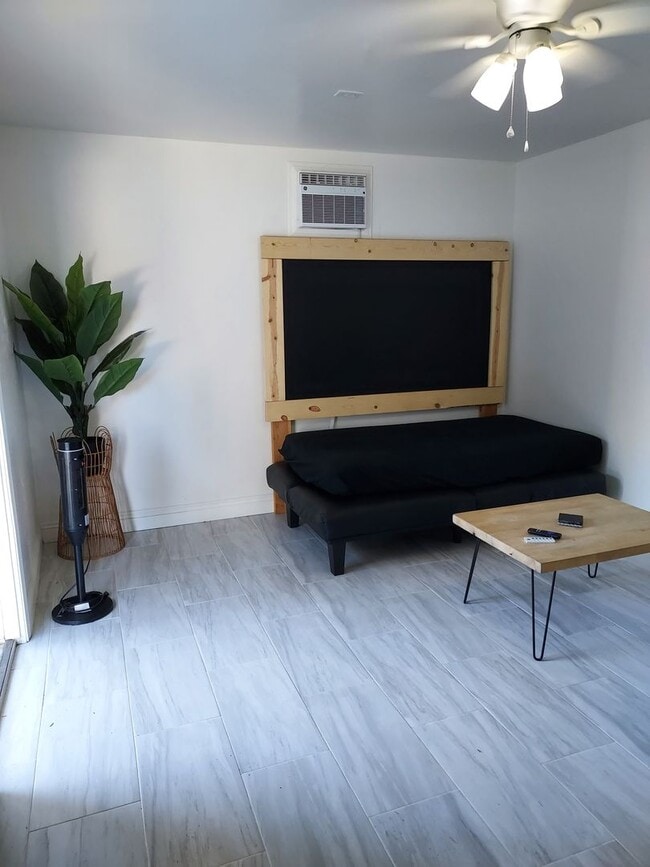 Building Photo - Four bedroom w/ Studio