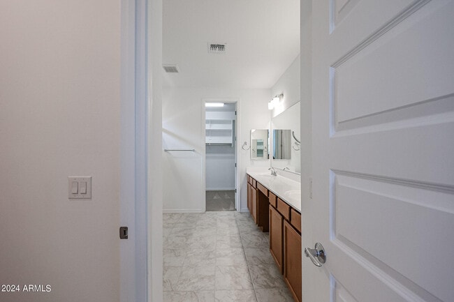 Building Photo - 8752 W Medlock Dr