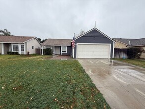 Building Photo - 3 Bed 2 Bath Home In Central Hemet!