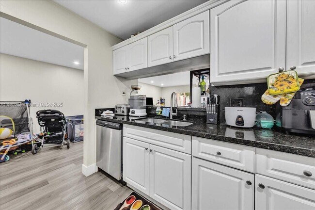 Building Photo - 8550 SW 149th Ave