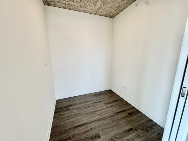 Building Photo - 461 W Chicago Ave