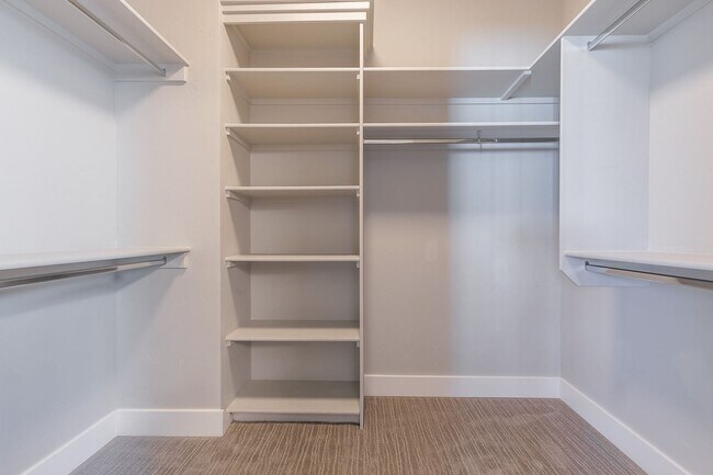 Building Photo - Quiet Centrally located 3 bed 2.5 bathroom